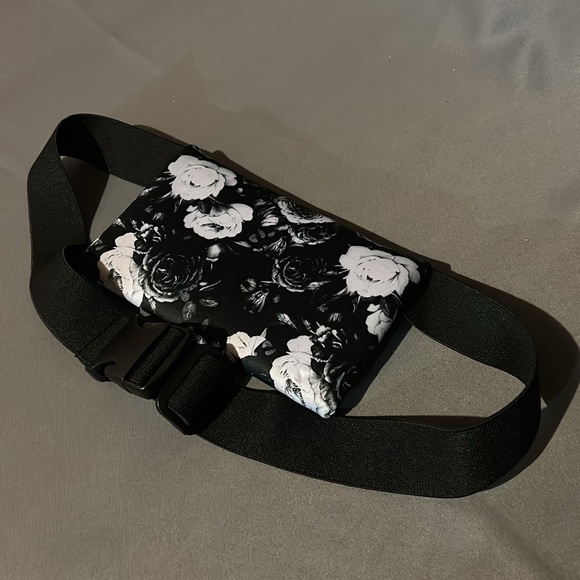 NWOT Black with white roses flat fanny pouch/belt bag - Picture 4 of 6